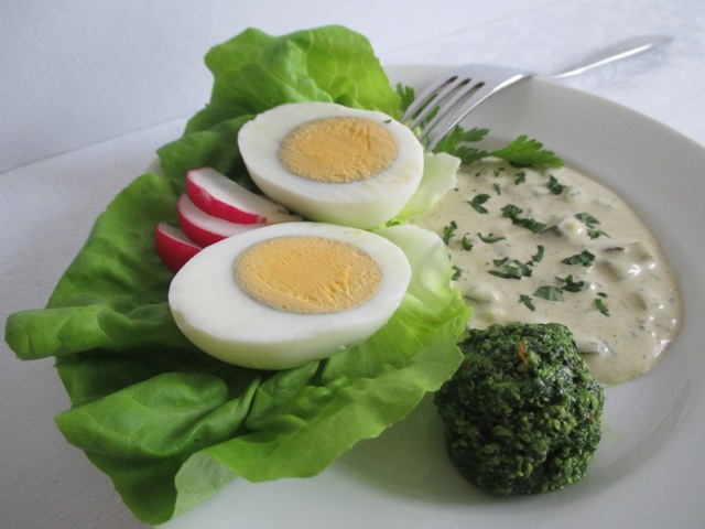 Húsvéti hidegtál: főtt tojás, remulád mártás, medvehagyma peszto, zöldség
