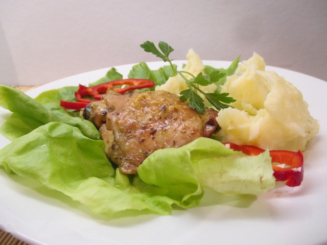 Sült csirkecomb krumplipürével, salátával